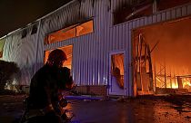 A sürgősségi szolgálat személyzete megpróbálta eloltani a tüzet egy orosz támadást követően 2024. május 1-jén Odesában