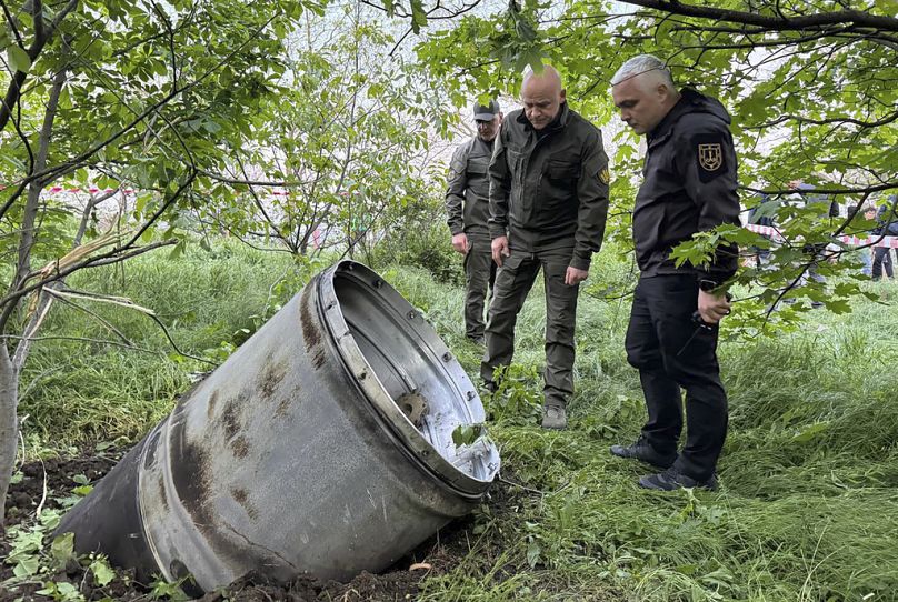 Funcionários municipais examinam um fragmento de um míssil após o ataque russo com mísseis que matou várias pessoas e feriu outras em Odessa a, 29 de abril