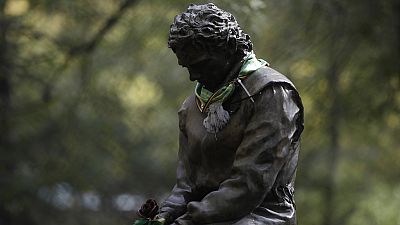 وشاح على تمثال بطل سباقات الفورمولا واحد البرازيلي أيرتون سينا قبل سباق إميليا رومانيا، في مضمار سباق دينو وإنزو فيراري، في إيمولا