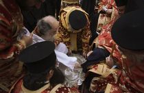 Ο Πατριάρχης Ιεροσολύμων Θεόφιλος ΙΙΙ πλένει τα πόδια των ιερέων στην ακολουθία του Νιπτήρος
