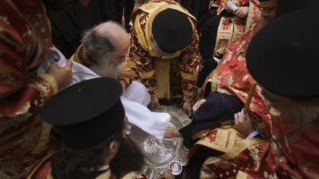 Ο Πατριάρχης Ιεροσολύμων Θεόφιλος ΙΙΙ πλένει τα πόδια των ιερέων στην ακολουθία του Νιπτήρος