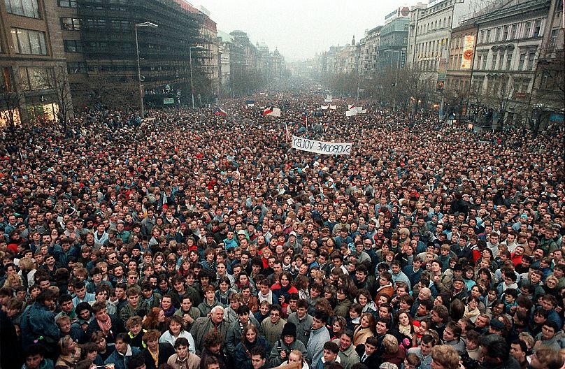 200.000 personas manifestándose en la Plaza Wenceslao en Praga, Nov. 21, 1989.