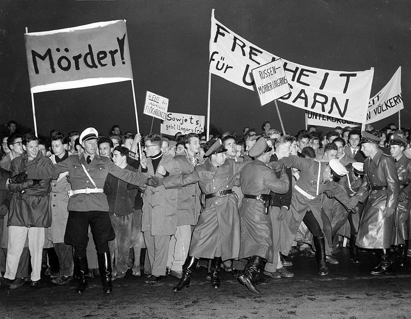Manifestación de 500 estudiantes en Bonn, Alemania, noviembre 6, 1956 frente a la embajada soviética por las acciones militares en Hungría