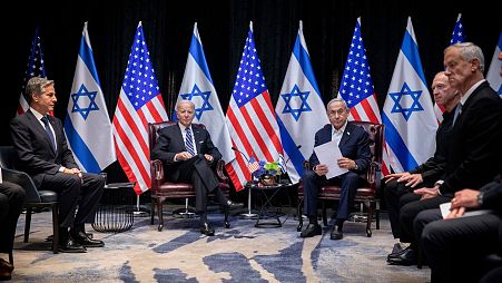 بایدن در دیدار با نتانیاهو در تل آویو در ۱۸ اکتبر ۲۰۲۳ با حضور آنتونی بلینکن (چپ) و یوآو گالانت، وزیر دفاع اسرائیل (راست دوم) و بنی گانتس (راست اول).