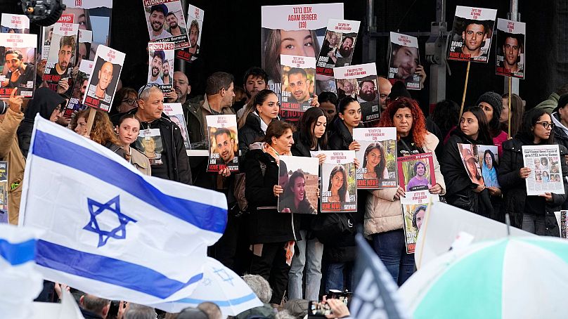 سفر خانواده گروگان‌های اسرائیلی ربوده شده توسط حماس به شهر لاهه در ۱۴ فوریه ۲۰۲۴