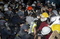 A polícia avança sobre manifestantes pró-palestinianos no campus da UCLA na quinta-feira, 2 de maio de 2024, em Los Angeles.