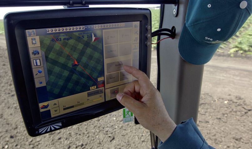 ARCHIVO - Una aplicación GPS para labrar los campos para la siembra en Ocean Mist Farms en Castroville, California, el martes 2 de julio de 2013.