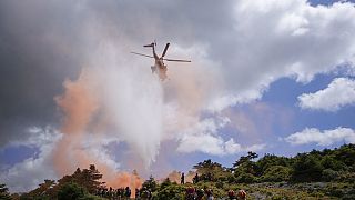 Un elicottero in azione contro un incendio (foto d'archivio)