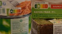 Der Nutri-Score rechnet den Nährwert von Lebensmitteln in einen skalierten Code von A bis E um, der als Indikator für die gesundheitlichen Vorteile von grün bis rot eingefärbt ist.