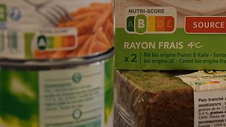 Der Nutri-Score rechnet den Nährwert von Lebensmitteln in einen skalierten Code von A bis E um, der als Indikator für die gesundheitlichen Vorteile von grün bis rot eingefärbt ist.