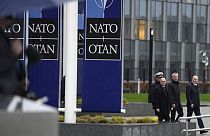 NATO-Generalsekretär Jens Stoltenberg (Zweiter von rechts) trifft im NATO-Hauptquartier in Brüssel ein. 4. April 2024