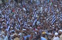 تظاهر مئات الأشخاص في كراتشي، باكستان، للتعبير عن تضامنهم مع الفلسطينيين في قطاع غزة.