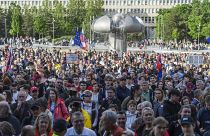 La gente participa en una protesta contra el Gobierno organizada por el movimiento Progresista Eslovaquia en la Plaza de la Libertad en Bratislava, el jueves 2 de mayo de 2024