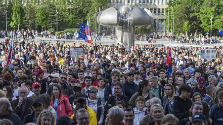 In migliaia sono scesi in piazza a Bratislava per manifestare contro il governo, 2 maggio 2024