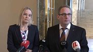 La leader del partito dei Finlandesi, Riikka Purra, e il capogruppo parlamentare del partito, Jani Mäkelä, annunciano la sospensione del deputato Timo Vornanen giovedì