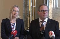 La leader del partito dei Finlandesi, Riikka Purra, e il capogruppo parlamentare del partito, Jani Mäkelä, annunciano la sospensione del deputato Timo Vornanen giovedì