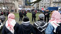 پلیس کانادا روز پنج‌شنبه ۲ مه ۲۰۲۴ تظاهرکنندگان حامی فلسطین و اسرائیل را در محوطه دانشگاه مک گیل در مونترال جدا کرد.