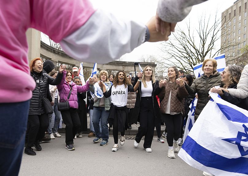 طرفداران اسرائیل در بیرون از محوطه دانشگاه مونترال روز پنج‌شنبه ۲ مه ۲۰۲۴