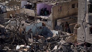 جانب من الدمار الذي خلفه القصف الإسرائيلي على مبان سكنية فلسطينية بمدينة رفح
