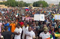 حامیان حکومت نظامی نیجر در ۳ اوت ۲۰۲۳ در نیامی، نیجر در تظاهراتی به نام مبارزه برای آزادی کشور و عقب‌نشینی از مداخله خارجی 