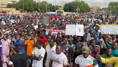 حامیان حکومت نظامی نیجر در ۳ اوت ۲۰۲۳ در نیامی، نیجر در تظاهراتی به نام مبارزه برای آزادی کشور و عقب‌نشینی از مداخله خارجی 
