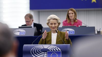 A presidente da Comissão Europeia, Ursula von der Leyen, durante uma cerimónia para assinalar o 20.º aniversário do alargamento da UE em 2004, quarta-feira, 24 de abril.