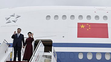 Çin Devlet Başkanı Xi Jinping ve eşi Peng Liyuan, 5 Mayıs 2024 Pazar günü Paris'in güneyindeki Orly havaalanına varırken el salladılar. 