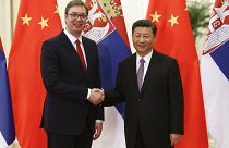 El presidente de Serbia, Aleksandar Vučić, estrecha la mano del mandatario chino Xi Jinping