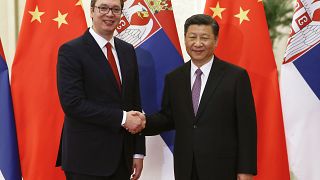 Der serbische Premierminister Aleksandar Vucic, links, und der chinesische Präsident Xi Jinping posieren für Fotografen, als sie sich am Dienstag, den 16. Mai 2017, in Peking treffen. 