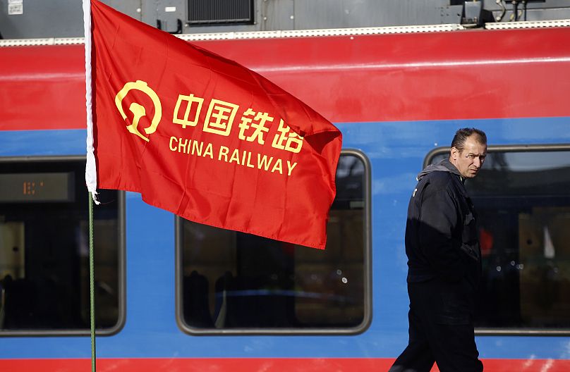 Un lavoratore nel cantiere della linea ferroviaria tra Budapest e Belgrade, progetto finanziato principalmente dalla Cina