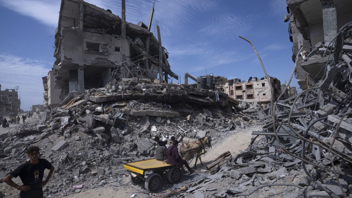 Filistinliler Gazze Şeridi'nin güneyindeki Han Yunus'ta evlerini tanınmaz halde buluyor, 8 Nisan 2024.