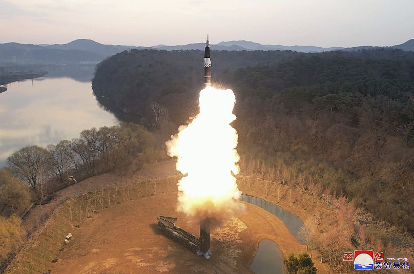 آزمایش موشک بالستیک میان برد در حومه پیونگ یانگ، کره شمالی به تاریخ دوم آوریل ۲۰۲۴.