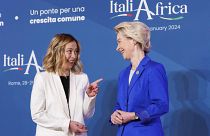 La primera ministra italiana, Giorgia Meloni, izquierda, da la bienvenida a la presidenta de la Comisión Europea, Ursula von der Leyen, en Roma, el 29 de enero de 2024.