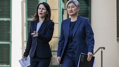 La ministro degli Esteri tedesca Annalena Baerbock, a sinistra, con la collega australiana, Penny Wong, ad Adelaide in Australia (3 maggio 2024)