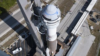 La nave espacial CST-100 Starliner de Boeing montada en un cohete Atlas V de United Launch Alliance.