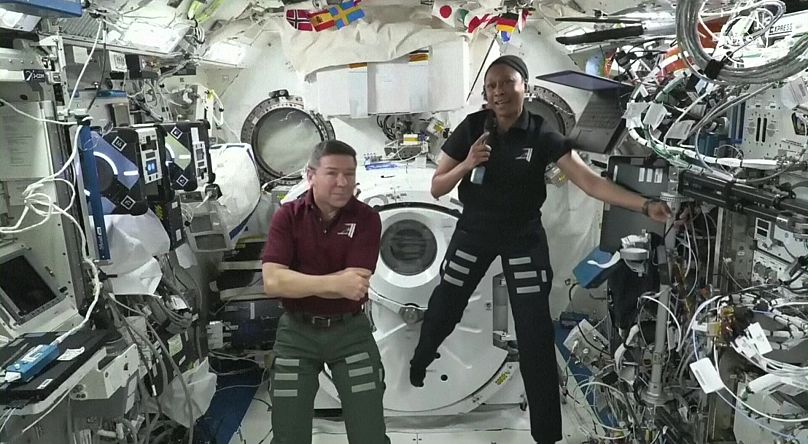 Los astronautas de la NASA Michael Barratt y Jeanette Epps de la tripulación 8 de SpaceX.