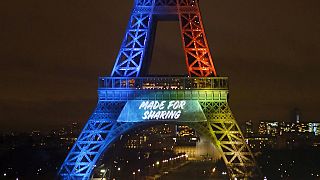 Fransa'nın sembollerinden Eyfel Kulesi'nde İngilizce bir pankart