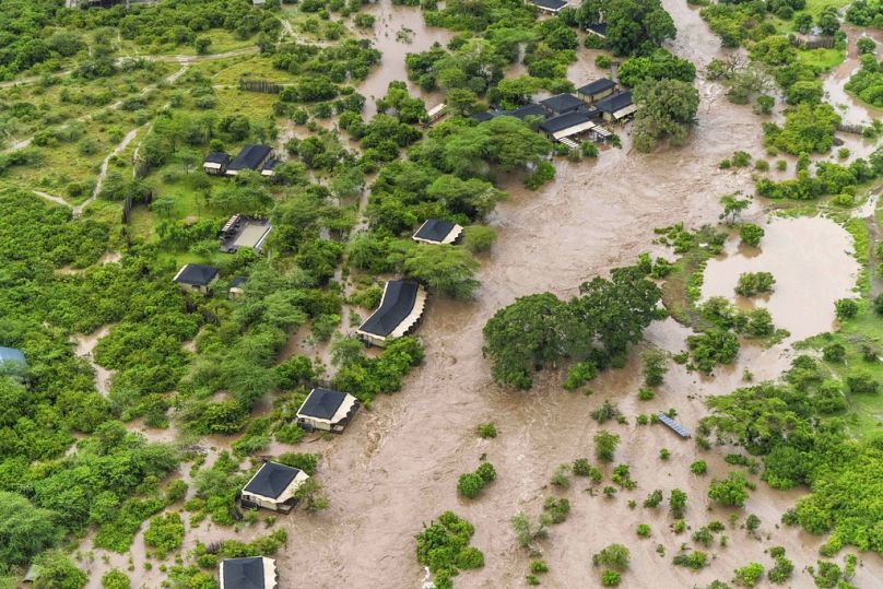 Masai Mara'da sular altında kalan turistik konaklama tesisleri