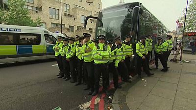 الشرطة تحيط بالحافلة بعد تفريق الاحتجاج