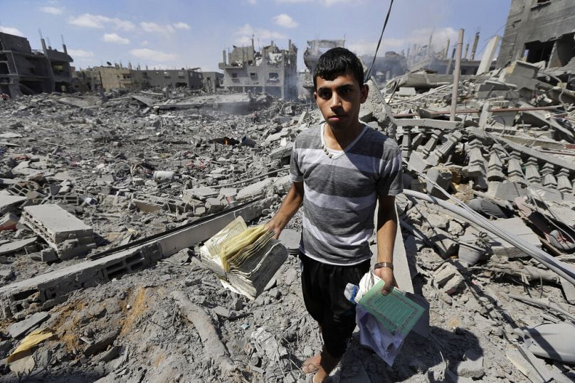 Mahmud Elbiss isimli 19 yaşındaki Filistinli genç, İsrail saldırıları sonrası evlerinin yıkıntıları arasından Kuran-ı Kerim nüshalarını toplarken