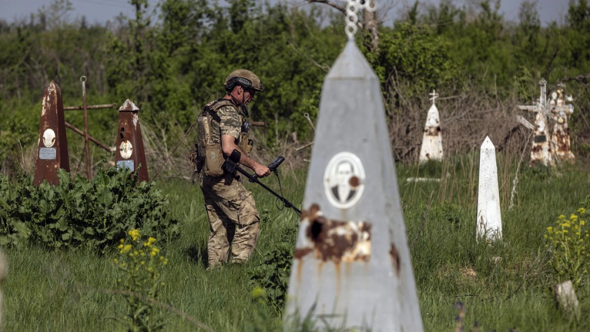 Un soldat ukrainien démine le cimetière sur le site de violents combats avec les troupes russes dans le village de Krasnopillya, région de Donetsk, jeudi 2 mai 2024.
