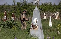 Украинские саперы разминируют кладбище в Донецкой области, 2 мая 2024.
