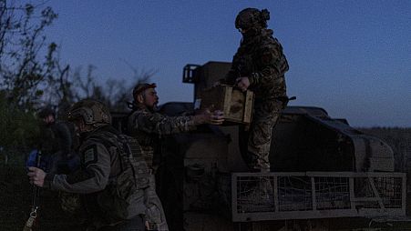 Ukrainische Soldaten der Einheit Code 9.2 entladen Munition aus einem Humvee an der Frontlinie, wenige Kilometer von Bakhmut, Region Donezk, Ukraine, Dienstag, 23. April 2024.