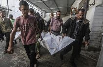 Una familia se prepara para enterrar a dos adultos y cinco niños después de un ataque israelí nocturno en Rafah, en el sur de la Franja de Gaza, el 3 de mayo de 2024.