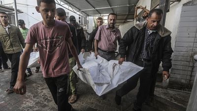 Una familia se prepara para enterrar a dos adultos y cinco niños después de un ataque israelí nocturno en Rafah, en el sur de la Franja de Gaza, el 3 de mayo de 2024.
