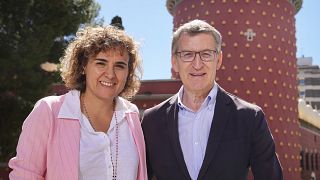 El líder del PP, Alberto Núñez Feijóo, y la principal candidata europea del partido, Dolors Montserrat, en Figueres este viernes