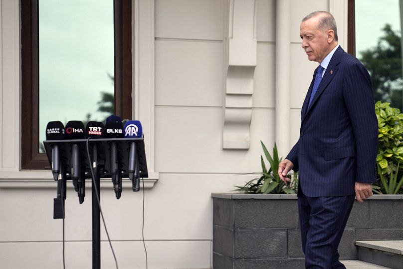 El presidente turco Recep Tayyip Erdogan llega para hablar en una rueda de prensa tras la oración del mediodía del viernes en Estambul, 3 de mayo de 2024.