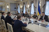 El presidente ucraniano, Volodímir Zelenski, conversa con el secretario de Relaciones Exteriores del Reino Unido, David Cameron, en Kiev, Ucrania, el jueves 2 de mayo de 2024.