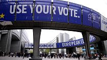 As pessoas esperam na fila para visitar o Parlamento Europeu durante as celebrações do Dia da Europa em Bruxelas, a 4 de maio de 2024.