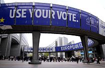 Des personnes font la queue pour visiter le Parlement européen lors des célébrations de la Journée de l'Europe à Bruxelles, le 4 mai 2024.